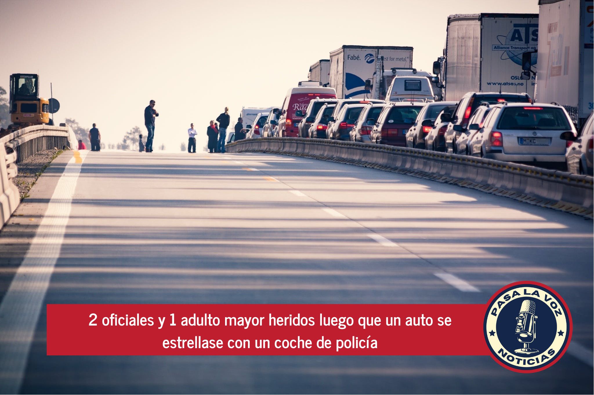 2 oficiales y 1 adulto mayor heridos luego que un auto se estrellase con un coche de policía