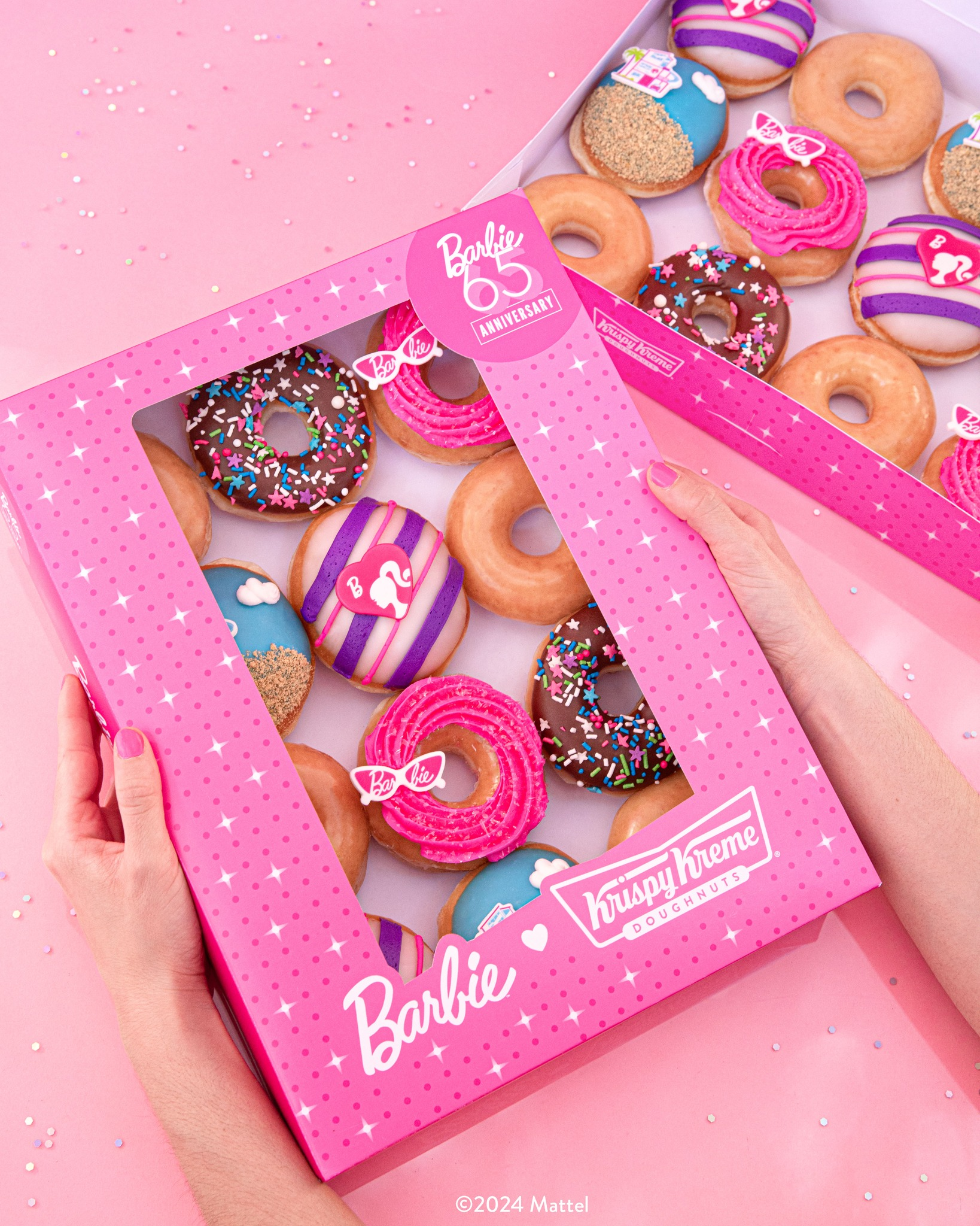 Disfruta de una dona gratis y la oportunidad de ganarte una muñeca y una chaqueta de #barbie con este especial de #krispykreme