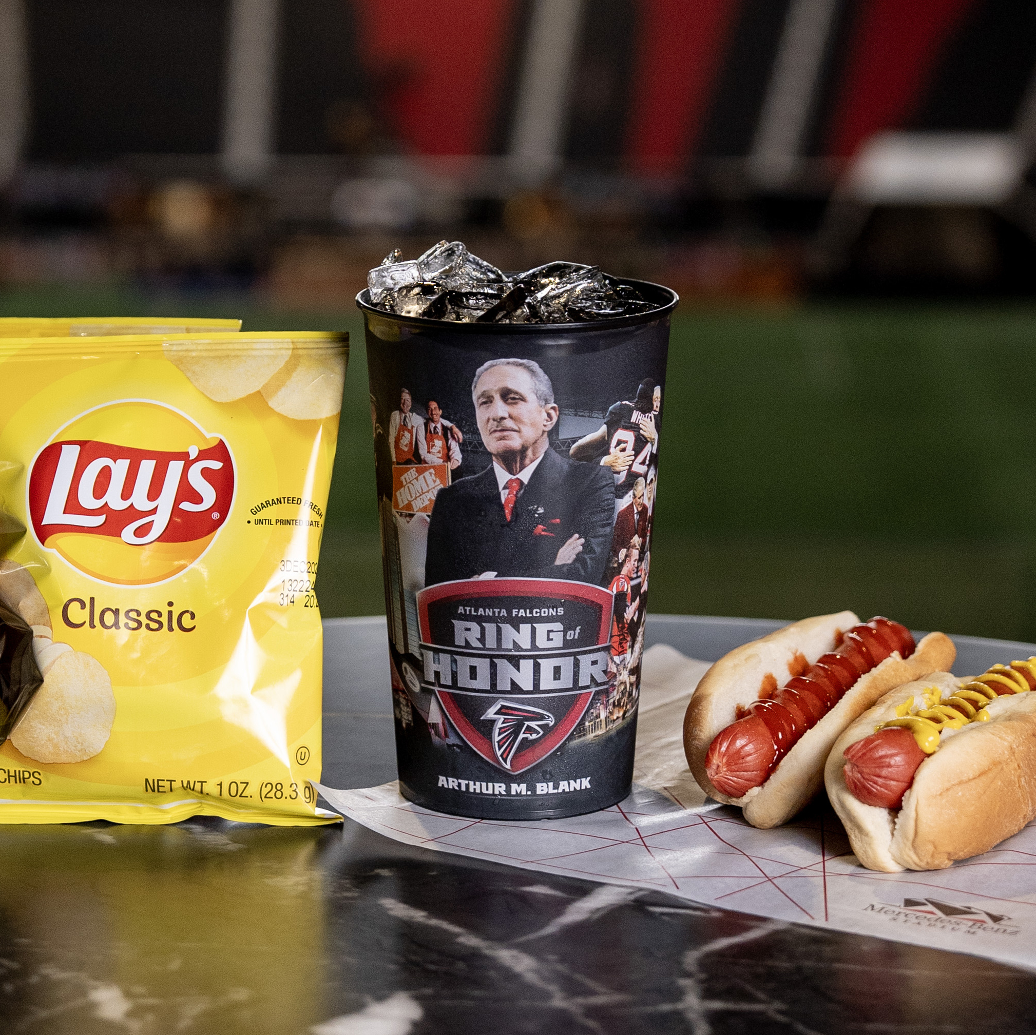 Los Falcons regalarán perros calientes y bolsas de papas fritas durante el partido del domingo