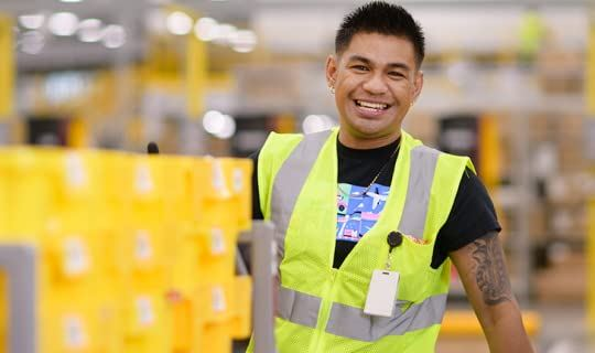 Empleados almacén y reparto de Amazon recibirán aumento salarial y Amazon Prime como parte de las mejoras de condiciones laborales
