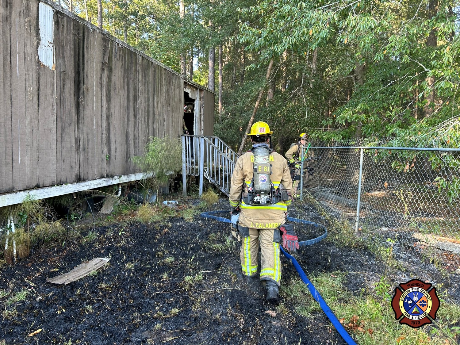 Casa móvil se incendia luego que vecinos intentasen deshacerse de los escombros dejados por Helene quemándolos