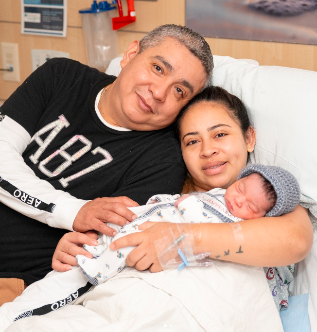 bebé hispano el primer en nacer en Beaufort Hospital el 2025