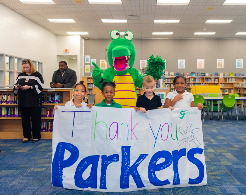 Parker's Kitchen dona 100mil dólares a escuelas del SCCPSS para ser invertidos en educación como parte de su programa Abasteciendo a la Comunidad