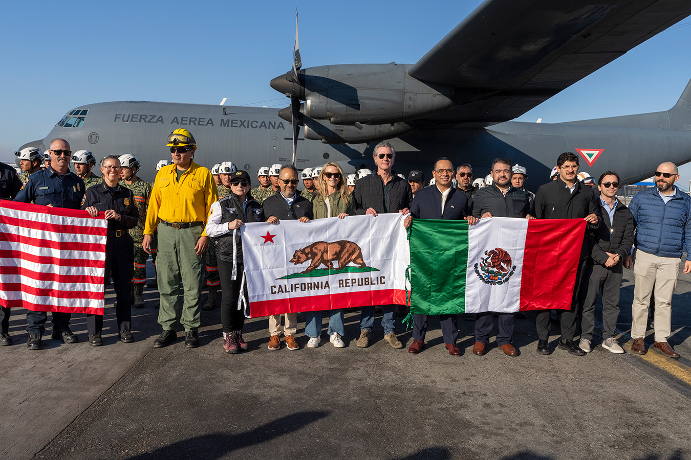 Manos migrantes, manos latinas: Bomberos provenientes de #mexico y de familias hispanas acuden a ayudar en los incendios de California