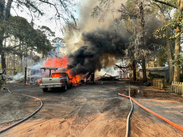 Bomberos del Condado de Chatham combaten incendio estructural en Quacco Road