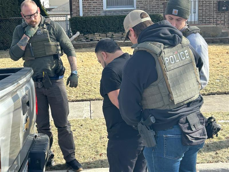 Operativos del ICE finalizan con 538 arrestos esta semana. Autoridades escolares de #chicago denuncian que trataron de irrumpir en una escuela, mientras videos muestras su llegada a #california