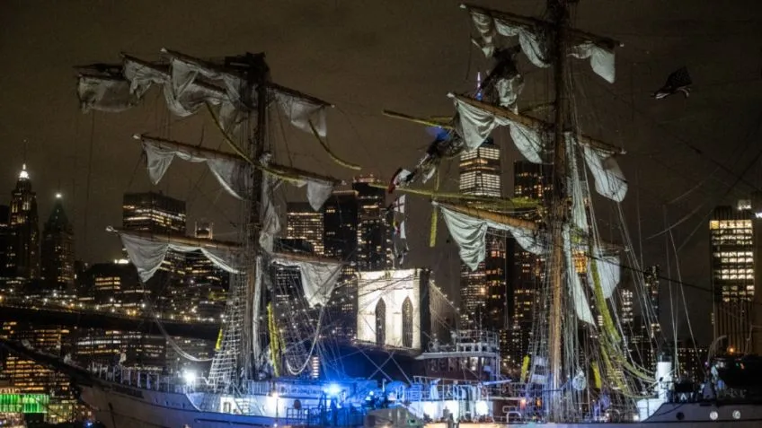 Buque Escuela Cuauhtémoc choca contra el Puente de Brooklyn dejando 2 muertos y decenas de heridos