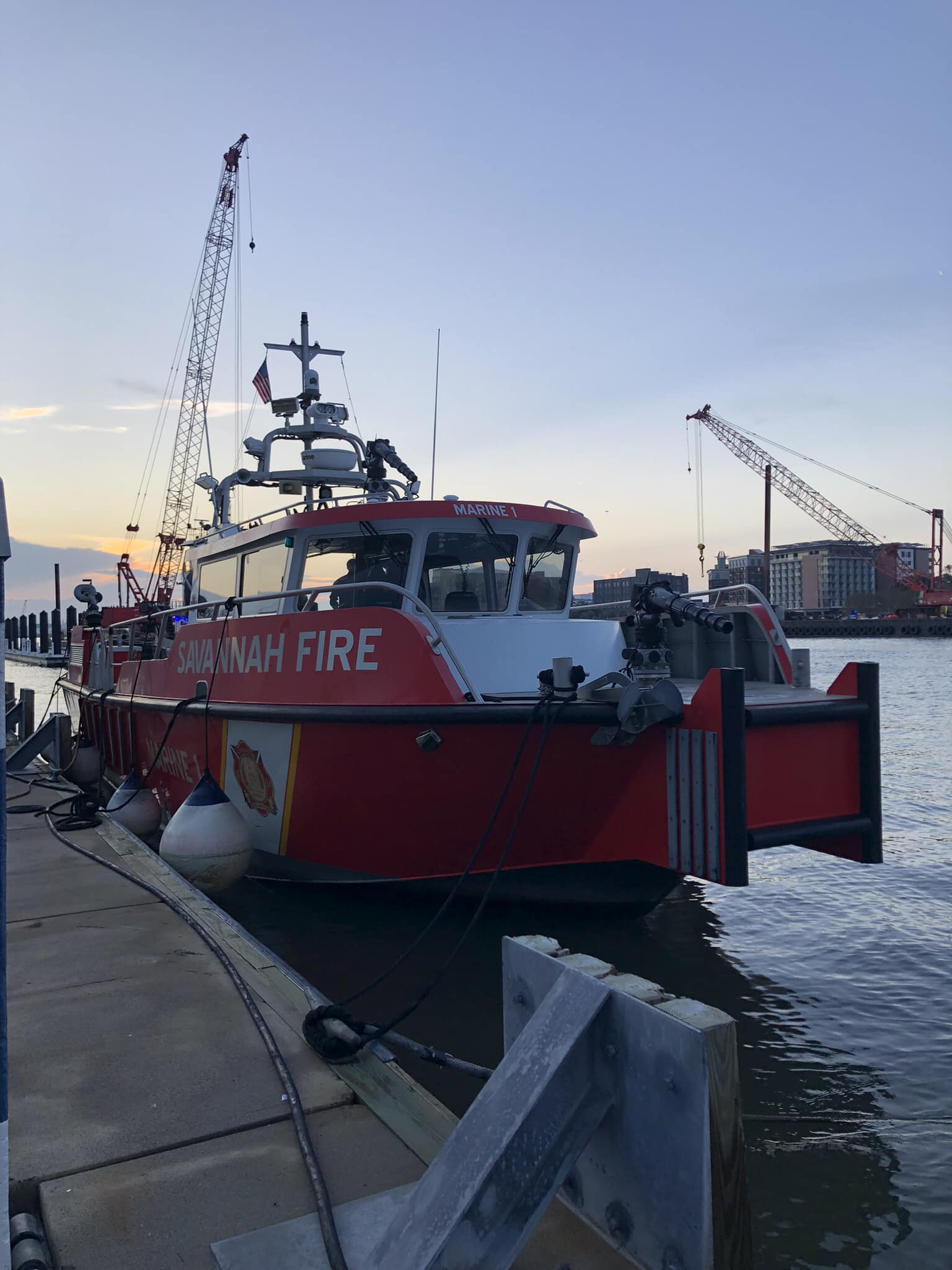 Bomberos rescatan a 2 personas que cayeron al río Savannah esta madrugada