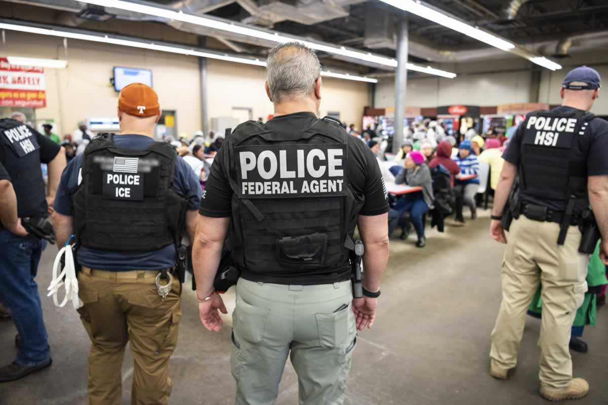 Administración Trump revierte directriz que pausaba redadas de ICE en granjas, hoteles y restaurantes