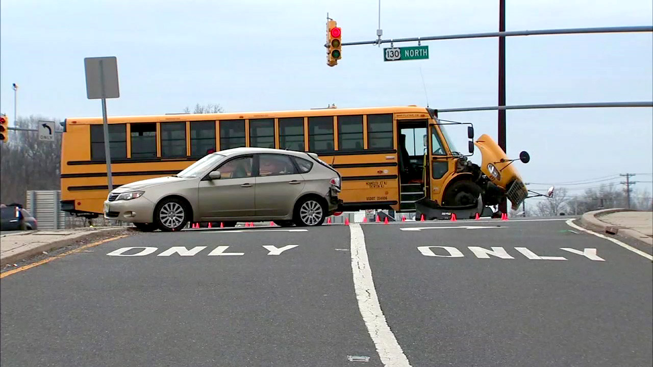 Accidente de tránsito entre bus de guardería y automóvil deja varios heridos la mañana de hoy